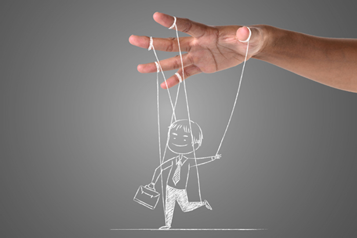 والدین هلیکوپتری یا والدین بیش از حد محافظ چه کسانی هستند؟